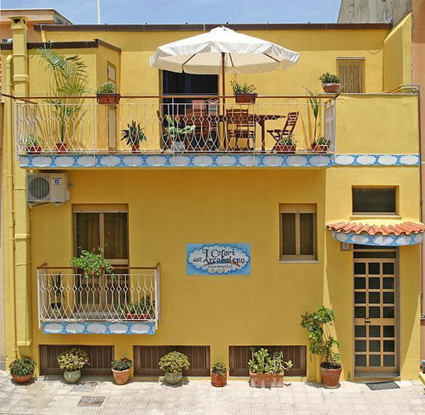 I Colori Dell'Arcobaleno Bed & Breakfast Santo Stefano di Camastra Dış mekan fotoğraf